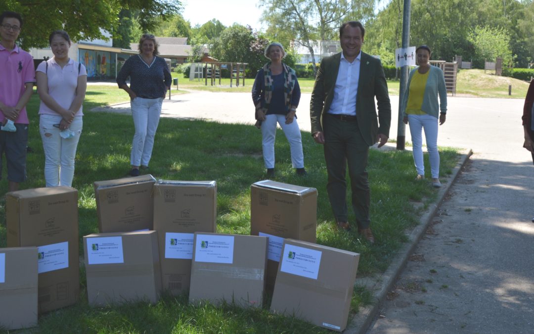 Deutsch-Chinesische Freundschaft spendet Kinder- und Erwachsenenmasken an die drei Grundschulen