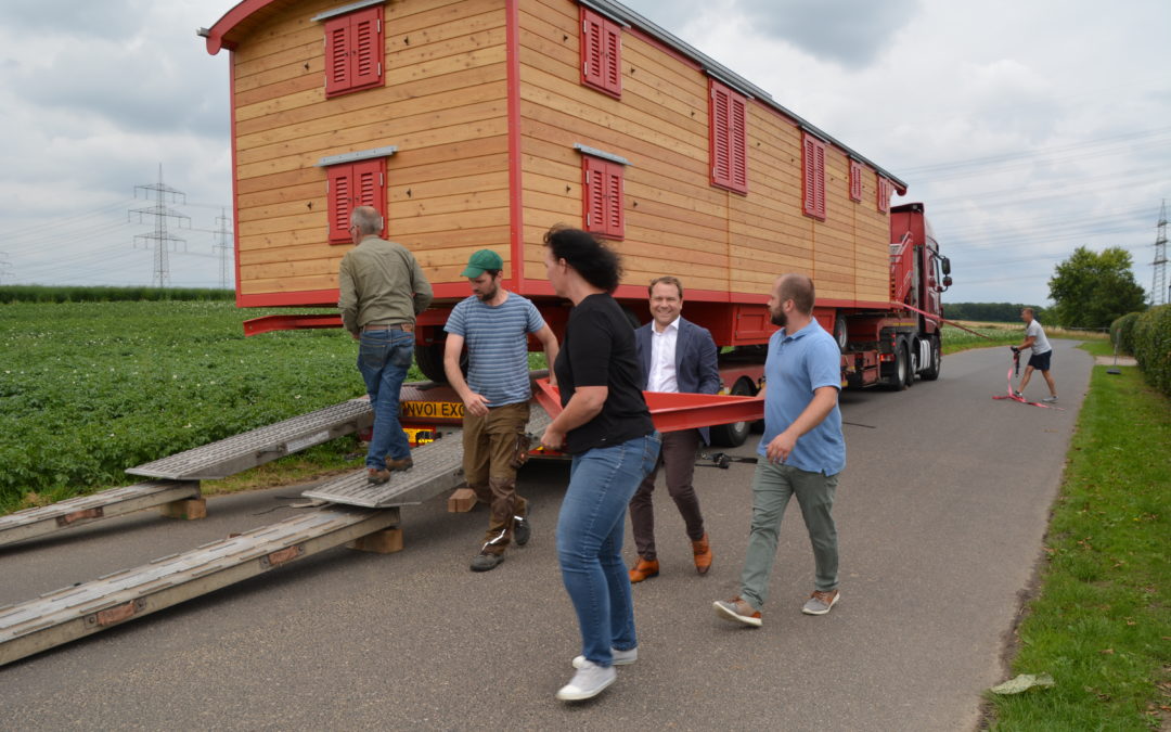 Naturgruppe der Kita „Kleine Strolche“ in Widdeshoven: Der Bauwagen ist endlich da