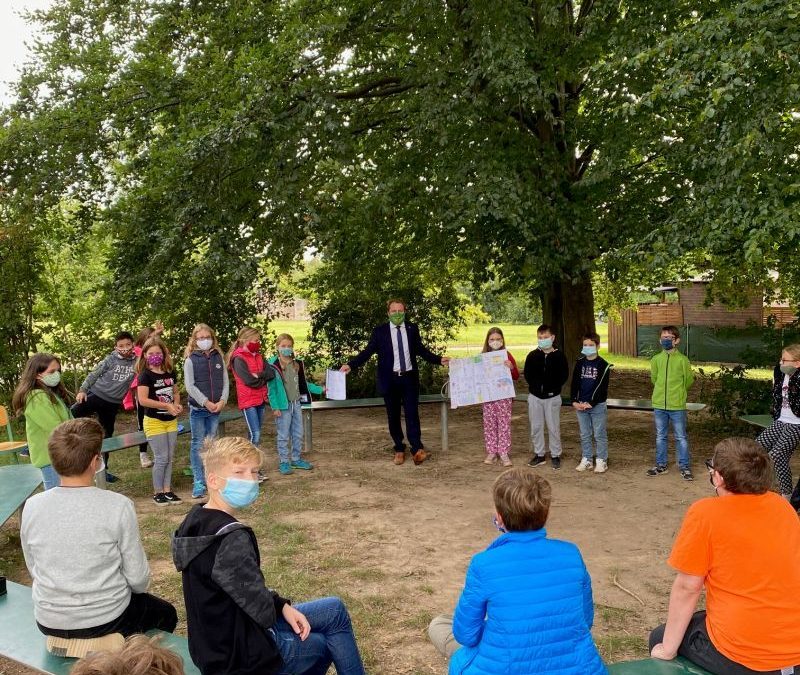 Bürgermeister Dr. Martin Mertens im Dialog mit Schülerinnen und Schüler der Frixheimer Gemeinschaftsgrundschule