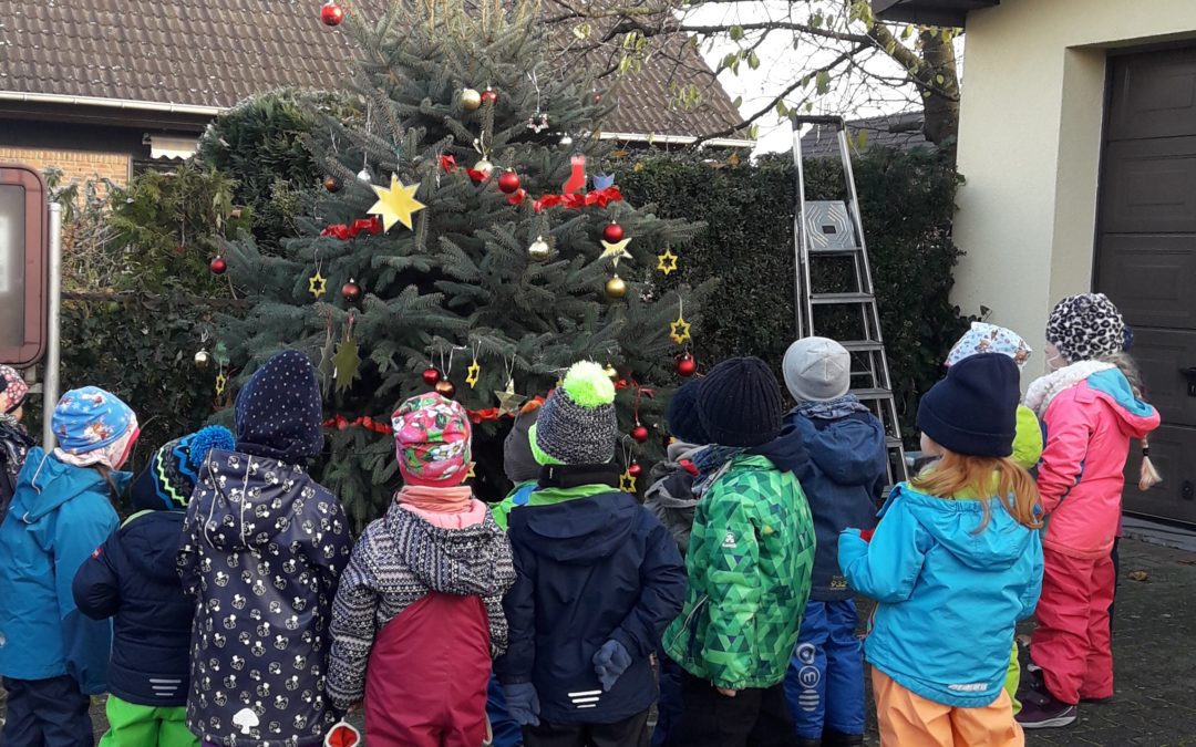 Kleine Weltentdecker helfen Schützen beim Weihnachtsbaumschmücken