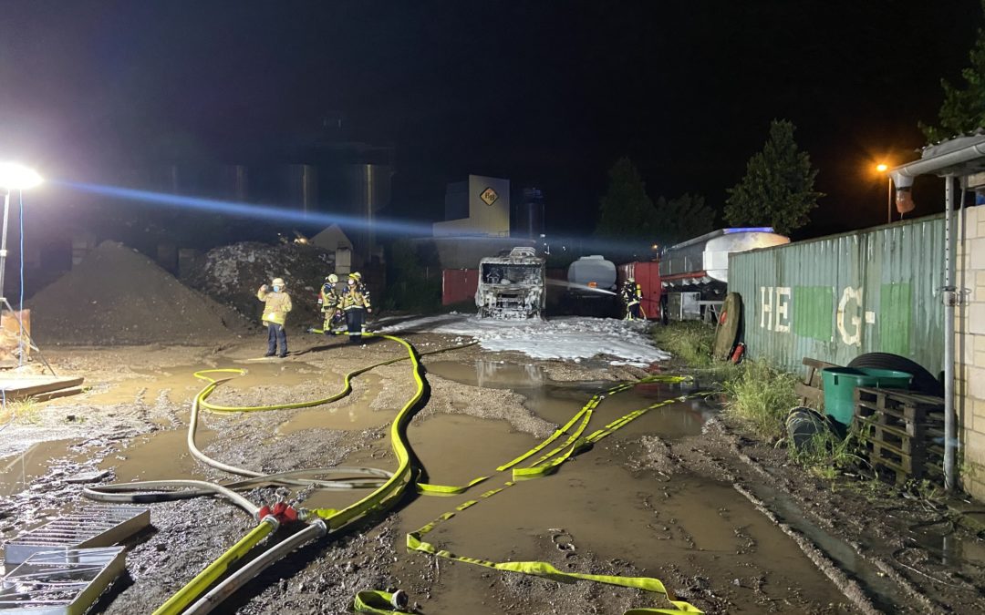 Schlepper im Gewerbepark völlig ausgebrannt