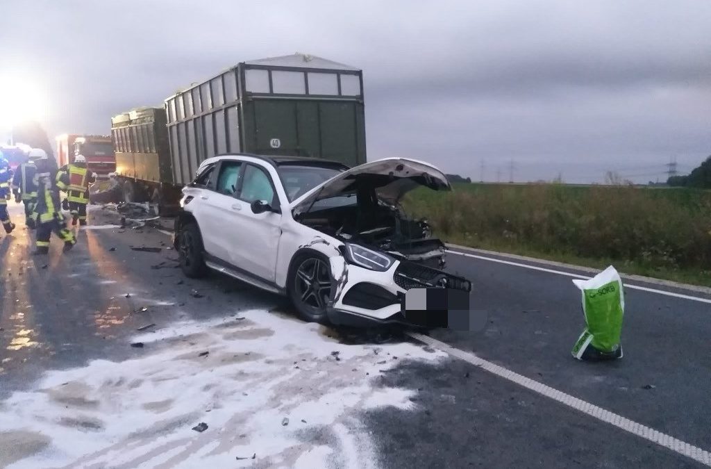 Unfall auf der B 59 mit drei Verletzten – Hunderte Liter Diesel ausgelaufen