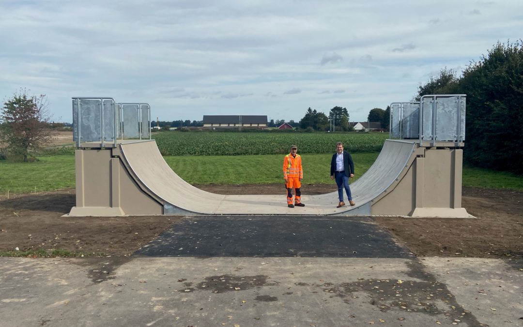 Skatepark durch Half-Pipe und Rail erweitert