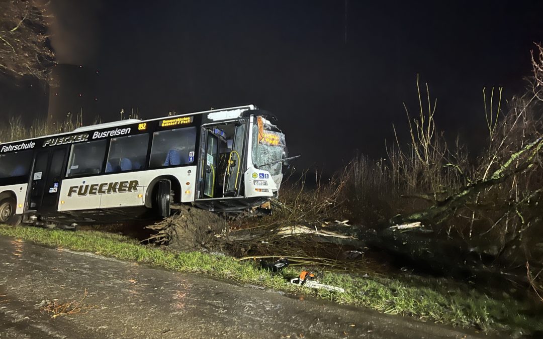 Busfahrer bei Unfall in Vanikum verletzt