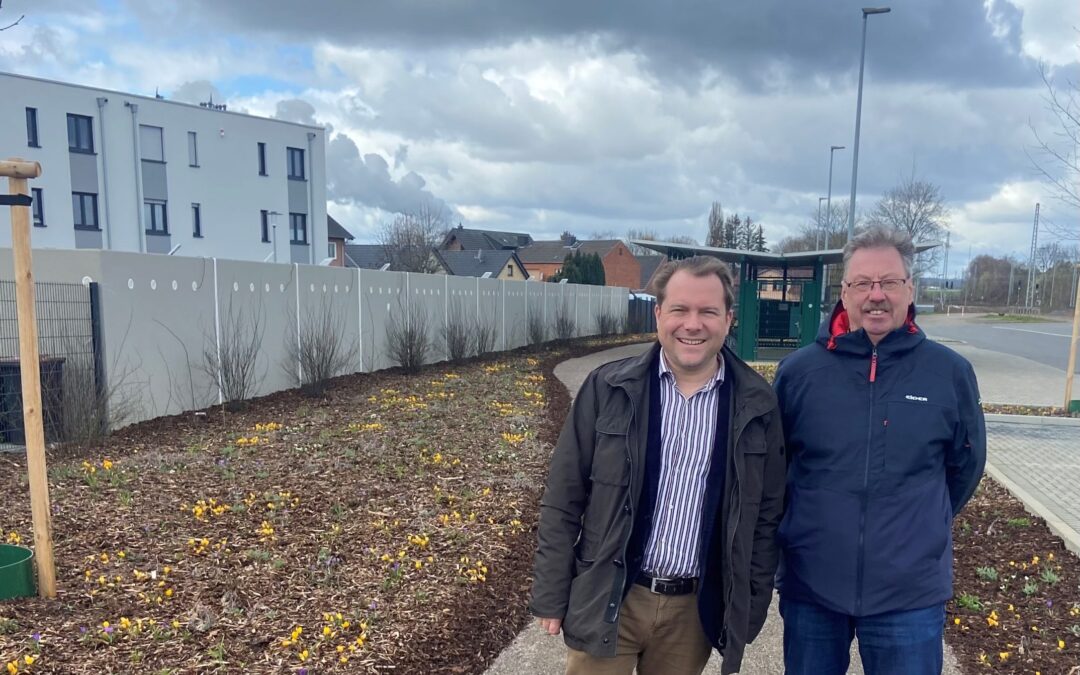 Acht neue Bäume für den Klimaschutz: Auch Grünflächen wurden am Bahnhof neu bepflanzt