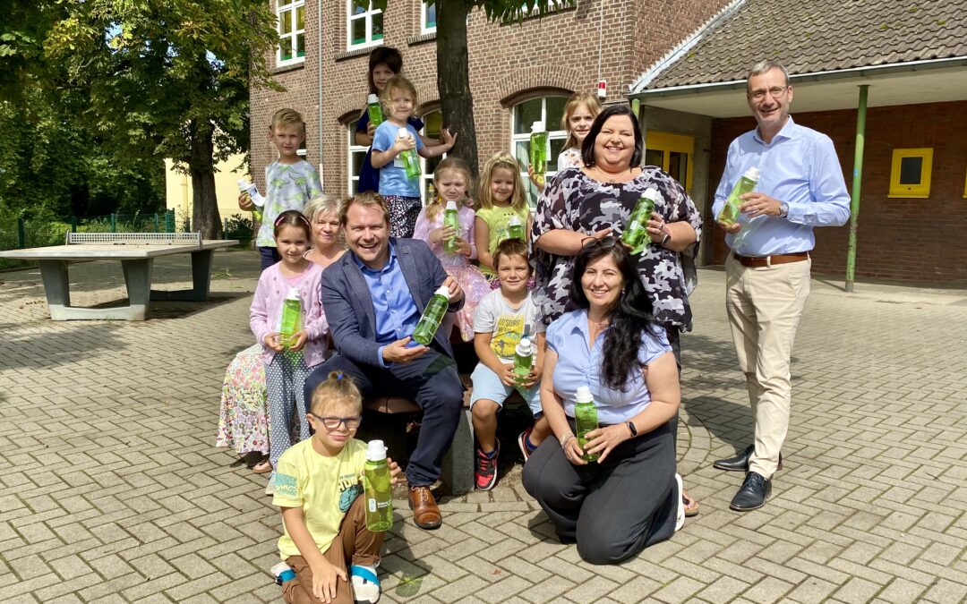 Kinder freuen sich zum Schulstart über Trinkflaschen von Westenergie