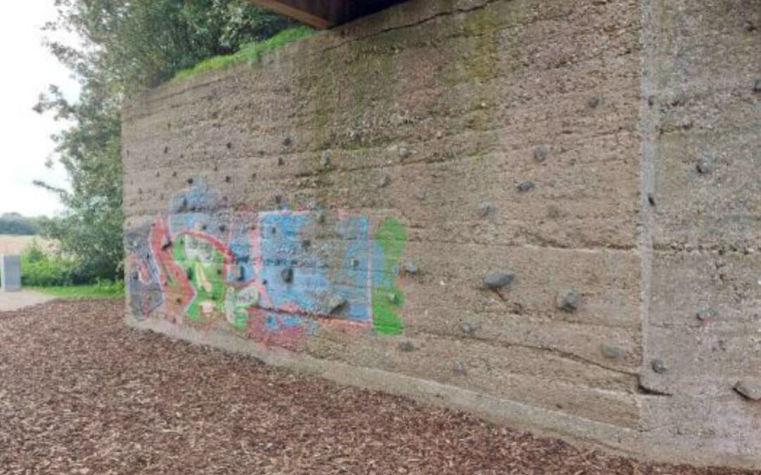 Bouldergriffe machen es möglich: Auf dem Bahndamm kann jetzt geklettert werden