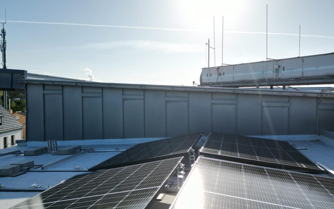 Die neue RoKi Solar GmbH der Gemeinde hat das Rathausdach mit Photovoltaik ausgestattet