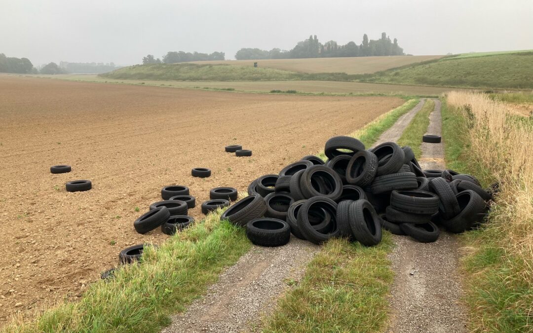 Autoreifen am Bruchrandweg entsorgt