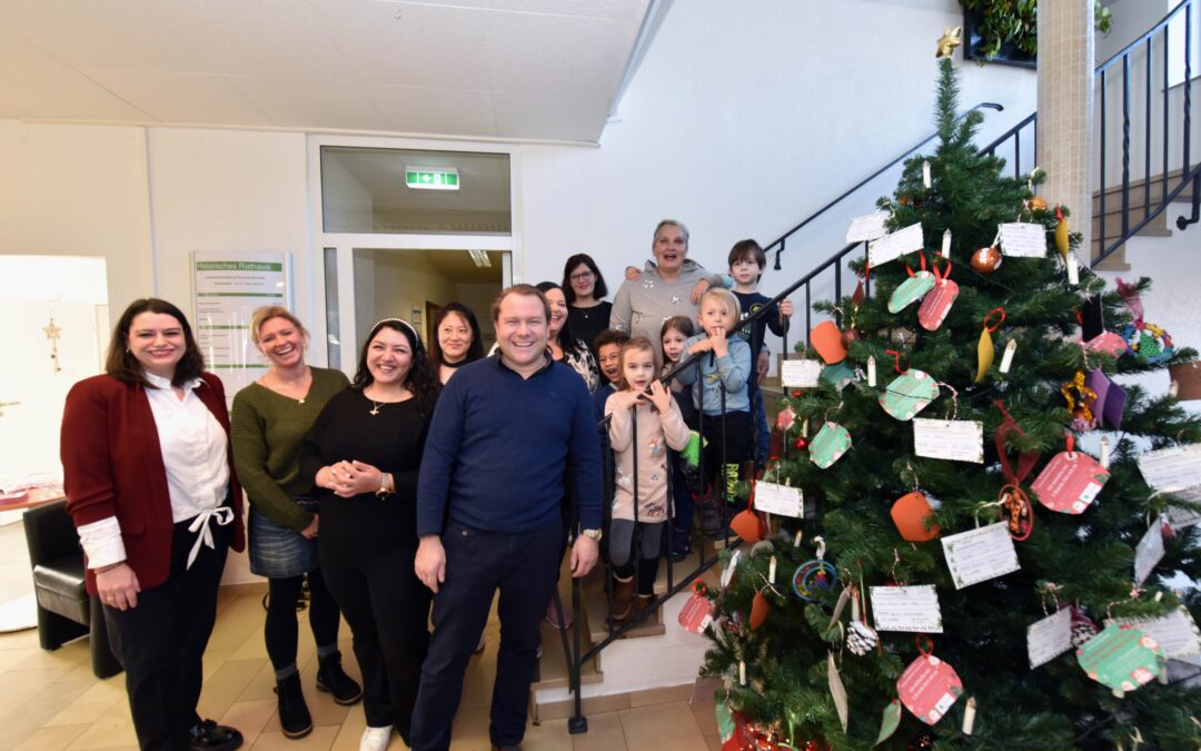 „Kleine Riesen“ schmücken Weihnachts-Wunschbaum im Rathaus –Nikolaus nimmt am Donnerstag die Bescherung vor